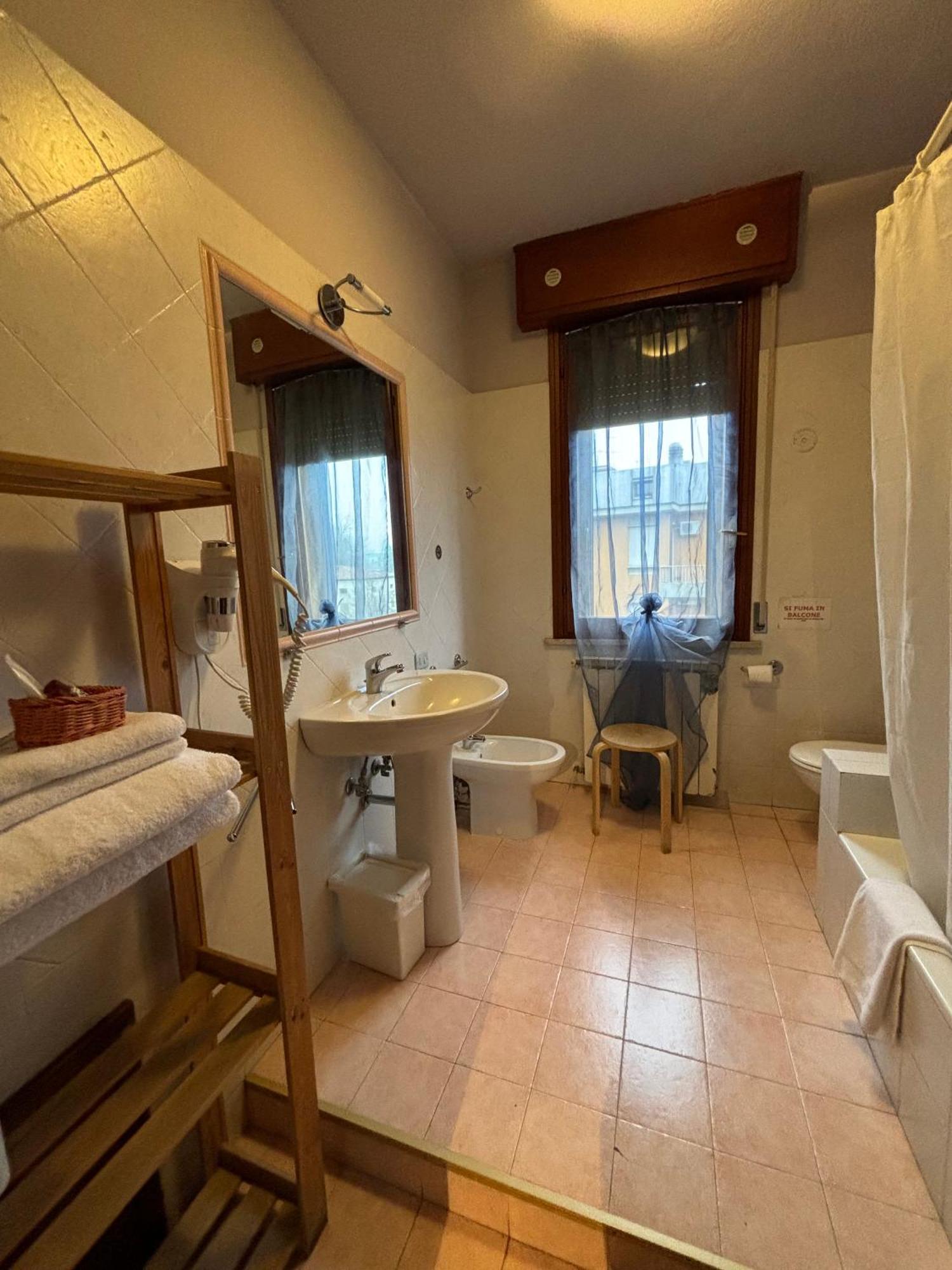 Bed and Breakfast Viamilano25 Mirandola Esterno foto